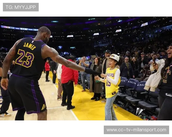 詹姆斯夜间路跑被球迷发现并鼓掌致敬 詹姆斯夜间路跑被球迷发现并鼓掌致敬