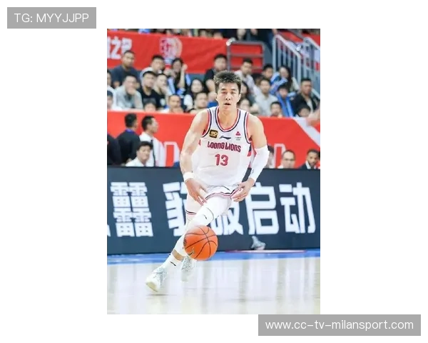 郭艾伦剃发变身:从篮球场到时尚舞台,个人魅力全面升级 郭艾伦剃发变身:从篮球场到时尚舞台,个人魅力全面升级