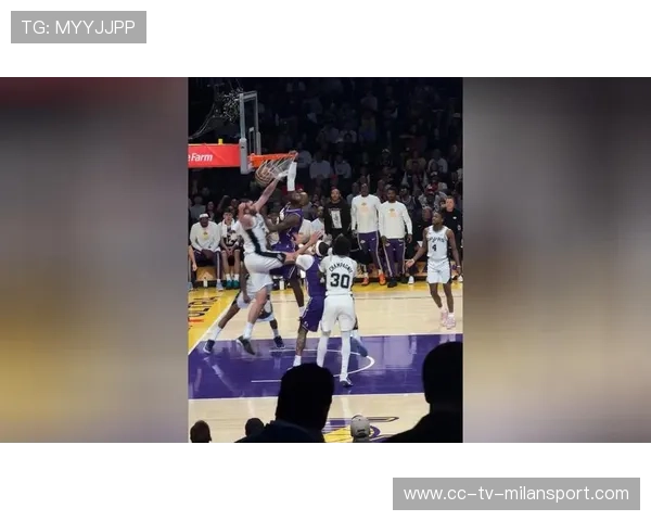 詹姆斯空中接力扣篮得手，湖人全场热血沸腾